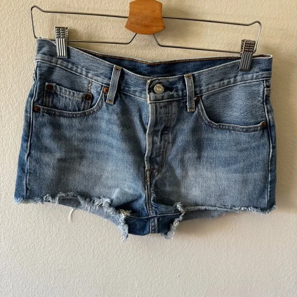Levi’s 501 denim shorts size 28 - Picture 1 of 6